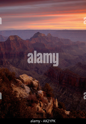 Eine Ansicht des Grand Canyon aus Bright Angel Sicht North Rim bei Sonnenuntergang Stockfoto