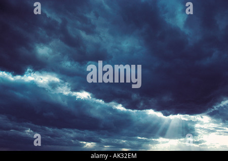 Himmel. Sonnenlicht streifen durch Gewitterwolken. Stockfoto