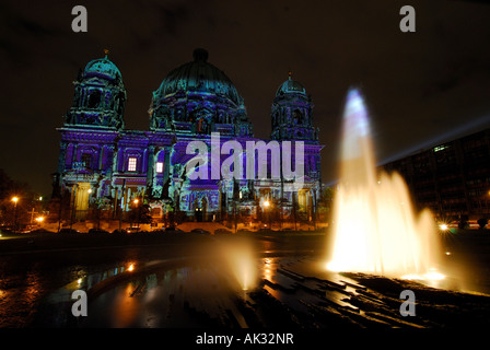 Berliner Dom nachts farbig beleuchtet Stockfoto