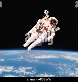 US-amerikanischer Astronaut Bruce McCandless in bemannten manövrieren Einheit oberhalb der Erdatmosphäre. Stockfoto