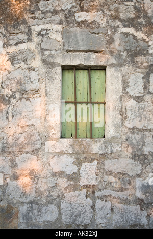 Detail der vergitterten Fenster in der Wand des alten Dorfes Pitve Hvar Kroatien Balkan Stockfoto