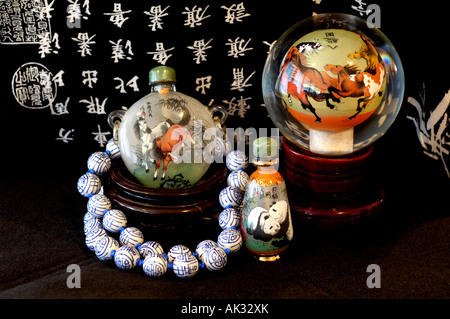 Asien, China. Chinesisches Kunsthandwerk. Handgemalte Schnupftaschen & Globus lackiert von innen nach außen, blaue & weiße chinesische Perlen. Stockfoto