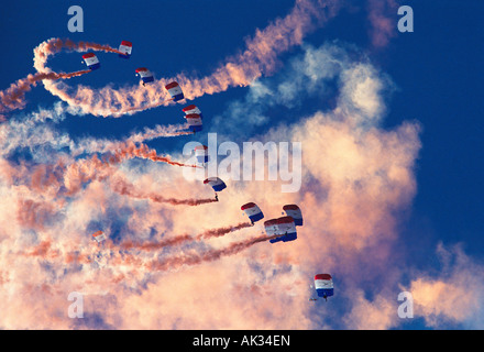 RAF parachute Display Team Springen mit Rauch Trails. Stockfoto