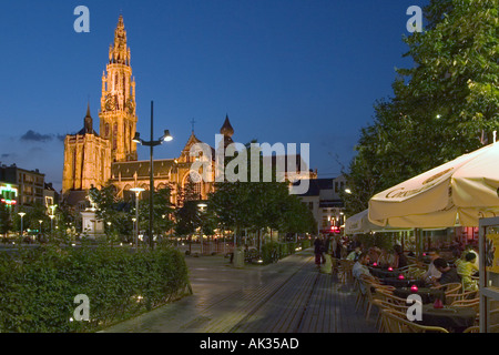 Cafe vor der Kathedrale bei Nacht, Groenplaats, Antwerpen, Belgien Stockfoto