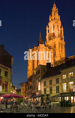 Cafe vor der Kathedrale bei Nacht, Groenplaats, Antwerpen, Belgien Stockfoto