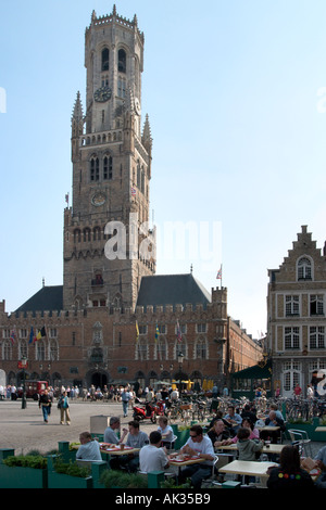 Straßencafe vor dem Glockenturm, der Markt (Hauptplatz), Brügge (Brugge), Belgien Stockfoto