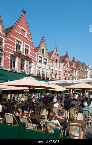 Straßencafés und Bars im Markt (Hauptplatz), Brügge (Brugge), Belgien Stockfoto