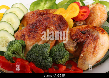 Geröstetes Hühnerfleisch auf einer Glasplatte mit Gemüsegarnitur serviert niemand Overhead Nahaufnahme horizontaler Füllungshintergrund in den USA US Hi-res Stockfoto