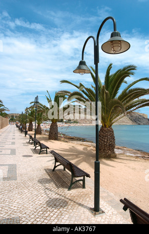 Strandpromenade im Zentrum von Praia da Luz, Algarve, Portugal Stockfoto