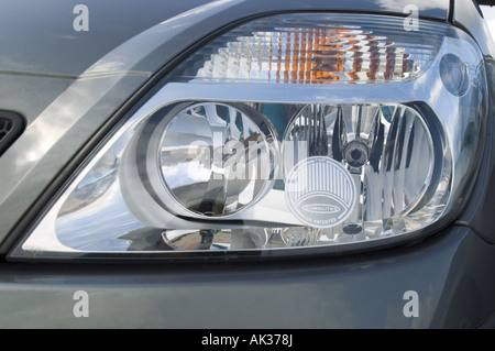 Obligatorische Scheinwerfer Konverter auf Rechte Hand Auto für das fahren auf dem europäischen Kontinent erforderlich. Stockfoto