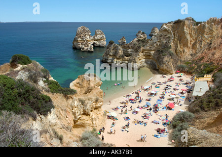Strand und Felsformationen bei Ponta da Piedade, Lagos, Algarve, Portugal Stockfoto