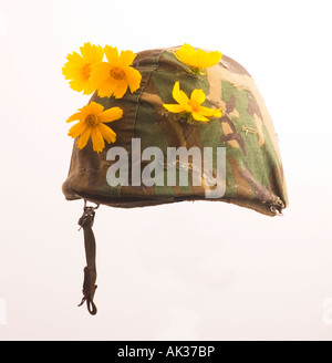 Helm-gelben Margeriten keinen Krieg Frieden anti-Tarnung Stockfoto