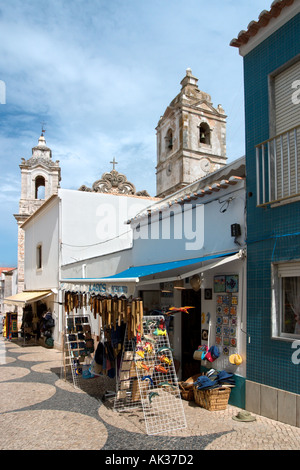 Kaufen Sie verkaufen Souvenirs auf einer gepflasterten Straße im Zentrum von der Stadt von Lagos, Algarve, Portugal Stockfoto