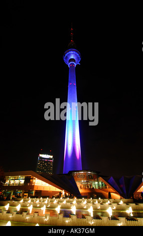 Alexanderplatz Fernsehturm bunt beleuchtet in der Nacht, Berlin Stockfoto