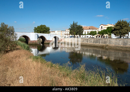 Blick auf den Fluss Arade und die Ponte Romana mit der Stadt Silves hinter Algarve.Portugal Stockfoto