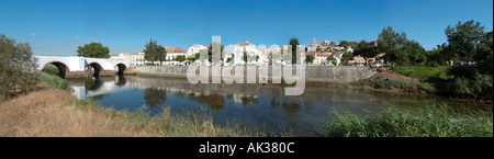 Panoramablick auf den Fluss Arade und die Ponte Romana mit der Stadt Silves hinter Algarve.Portugal Stockfoto