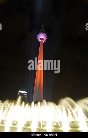 Berlin Alexanderplatz Fernsehturm nachts farbig beleuchtet Stockfoto