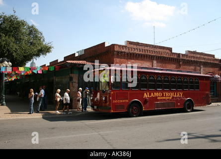 Touristen, die einsteigen Alamo Trolley am Market Square San Antonio, Texas, November 2007 Stockfoto