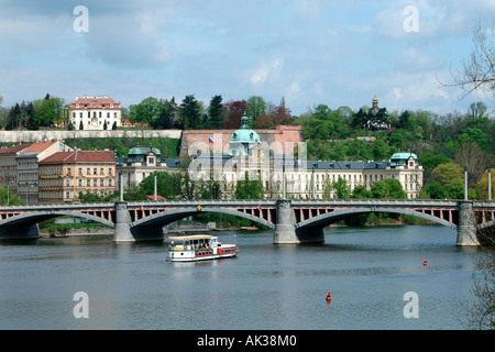 Manesuv Most/Manes Bridge flussaufwärts von der Karlsbrücke, Prag, Tschechien Stockfoto