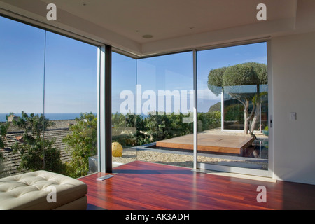 Modernes Wohnzimmer mit großen Fenstern Stockfoto