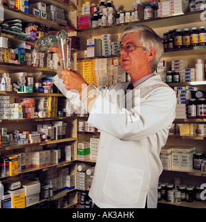 Apotheker mischen Medizin im Abstellraum. Stockfoto