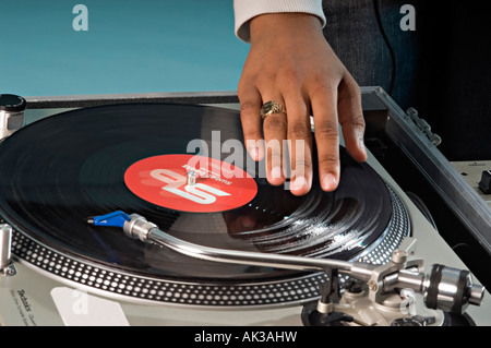 ein dj-mixing Datensätze auf einige decks Stockfoto