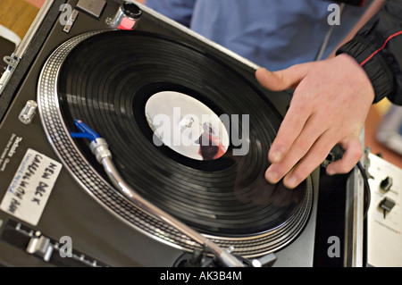 ein dj-mixing Datensätze auf einige decks Stockfoto