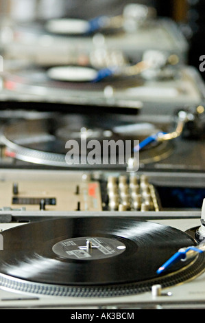 ein dj-mixing Datensätze auf einige decks Stockfoto