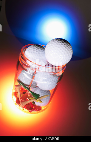 Golfbälle und Tees im Glas Stockfoto