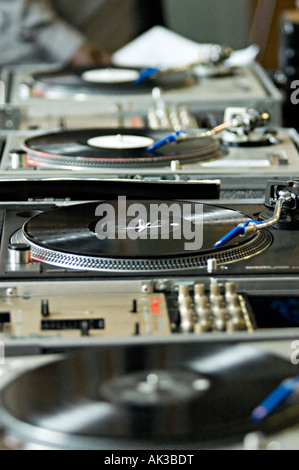 ein dj-mixing Datensätze auf einige decks Stockfoto