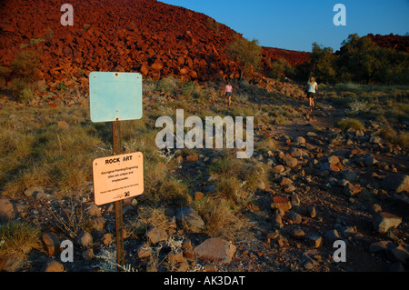 Kleine Zeichen und Spuren in der alten Aborigines-Kunst-Website unter tiefe Schlucht, Burrup-Halbinsel, Western Australia Stockfoto