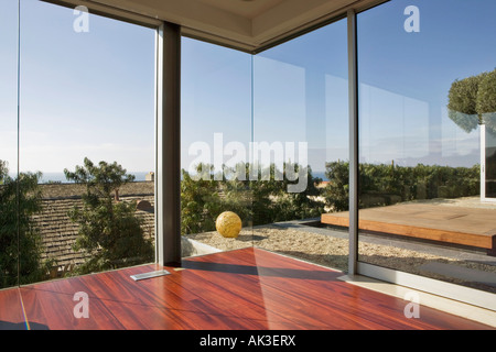 Große Fenster und Parkett Stockfoto