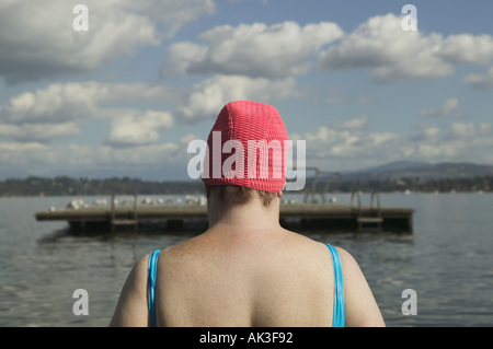 Rückansicht einer großen Frau im Badeanzug Stockfoto