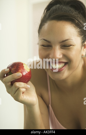 Junge Frau hält einen roten Apfel Stockfoto