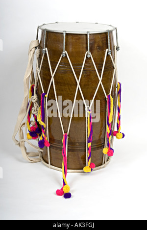 großen Dhol Trommeln auf einem weißen Hintergrund häufig durch indische Bhangra Trommler Stockfoto