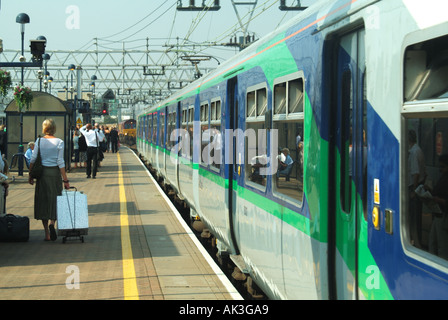 Stratford Bahnsteig erste Great Eastern trainieren abfliegende Passagiere auf Plattform Stockfoto