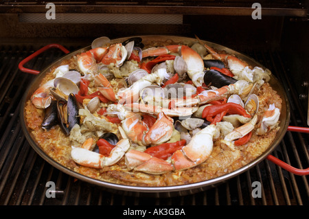 Eine Paella Valenciana ist bereit auf dem grill Stockfoto