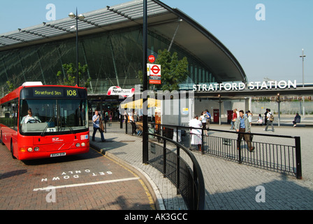 Stratford moderne Austausch Bahnhofsvorplatz und Eingang immer im Mittelpunkt der Olympischen Spiele 2012 umfasst Bushaltestelle Stockfoto