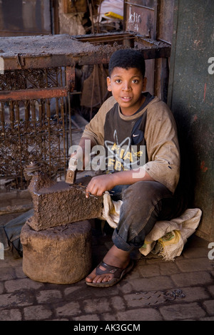 Junge arbeiten im Metallbau Souk, Marrakesch, Marokko. Stockfoto