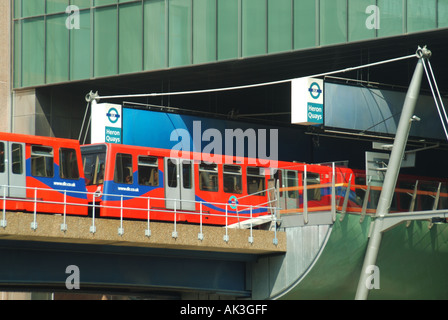 Canary Wharf, Docklands Light Railway Zug fährt Heron Quays Bahnhof East London England Großbritannien Stockfoto