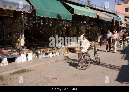 Souk-Stil-Geschäfte in der Nähe von Platz Jemaa El Fna in Marrakesch, Marokko. Stockfoto