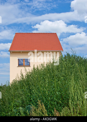 Dachstuhl Einfamilienhaus Balkenwerk Bau Website Ziegel Wand Zement kleine Betongebäude neue Heimat Investitionen symbol Stockfoto