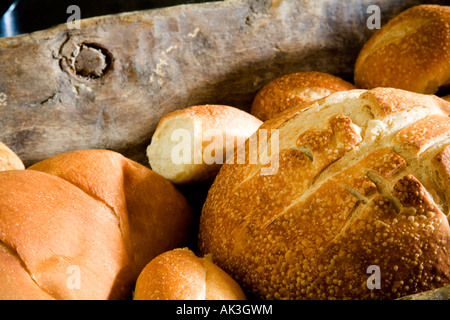 Frisch gebackenes Brot in Holz Schale Stockfoto
