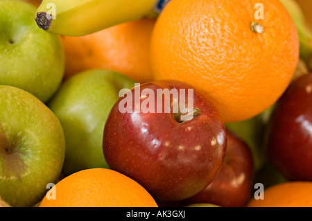 eine Obstschale mit Orangen Äpfel und Bananen drin Stockfoto