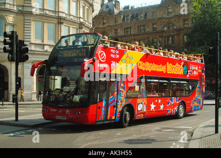 Trafalgar Square in London open Top-Tour-Bus und Touristen Stockfoto