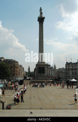 Trafalgar Square in London mit Nelsons Säule und auch Big Ben fernen nach Whitehall Stockfoto