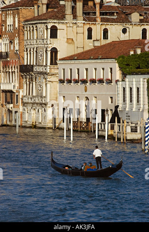 Alte Gebäude und Palazzi entlang des Canal Grande Venedig mit Gondeln vorbei von der Accademia-Brücke im Vordergrund Stockfoto