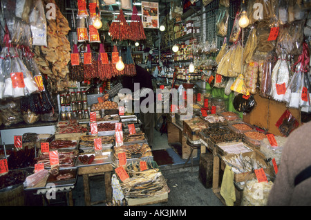 Typische chinesische Shop verkauft eine Vielzahl von interessanten Lebensmittel in Hong Kong China Stockfoto