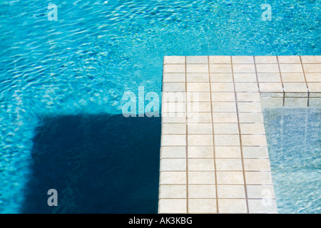 Swimming Pool und Jacuzzi mit Fliese Stockfoto