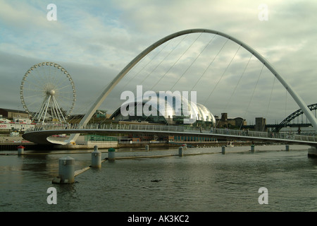 Millennium-Brücke über den Fluss Tyne Newcastle Gateshead Tyne und Abnutzung mit der Salbei-Center im Hintergrund Stockfoto
